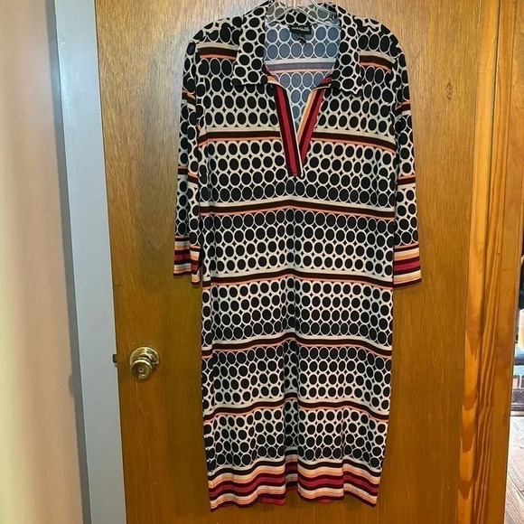 Dresses & Skirts - Jaquline Geometric Print Collared V Neck Dress Size M